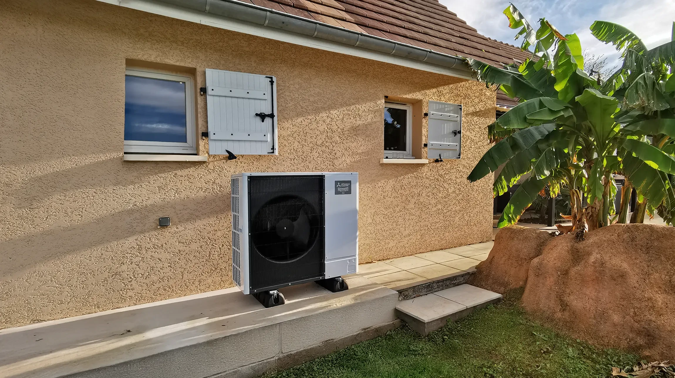 Extérieur résidentiel avec installation de pompe à chaleur air-eau