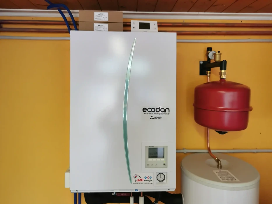 Intérieur d'un local technique avec installation de chauffage moderne