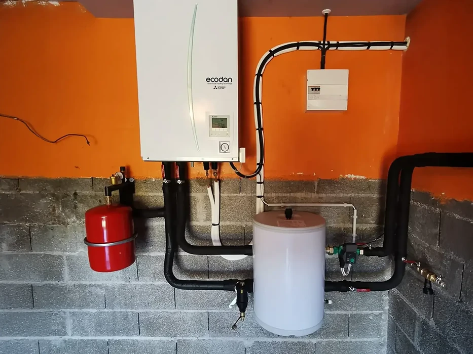 Intérieur technique avec mur orange, installation de chauffage moderne