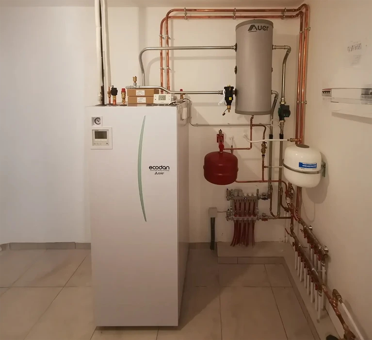 Local technique d'une maison moderne avec installation de chauffage complète