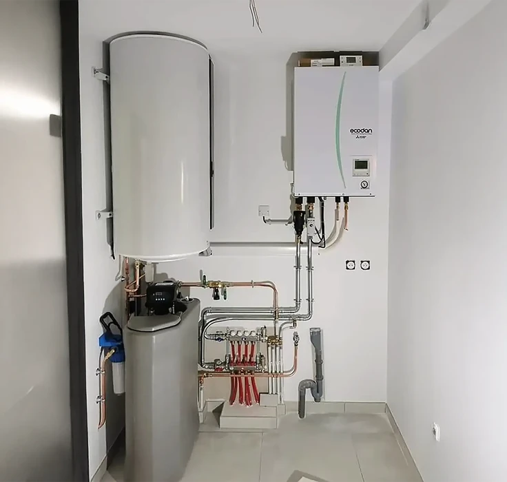 Intérieur technique moderne avec installation de chauffage centralisé