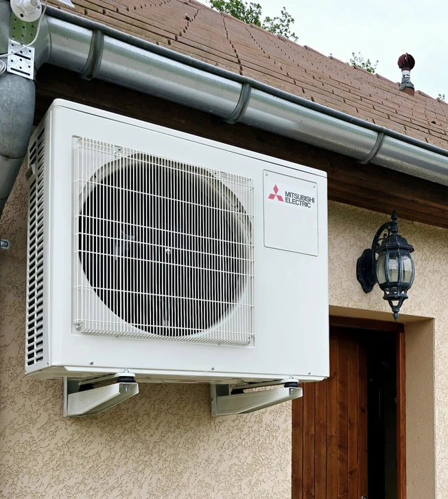 Air conditionné (HVAC) sur le toit d'un immeuble industriel avec ciel bleu et nuages