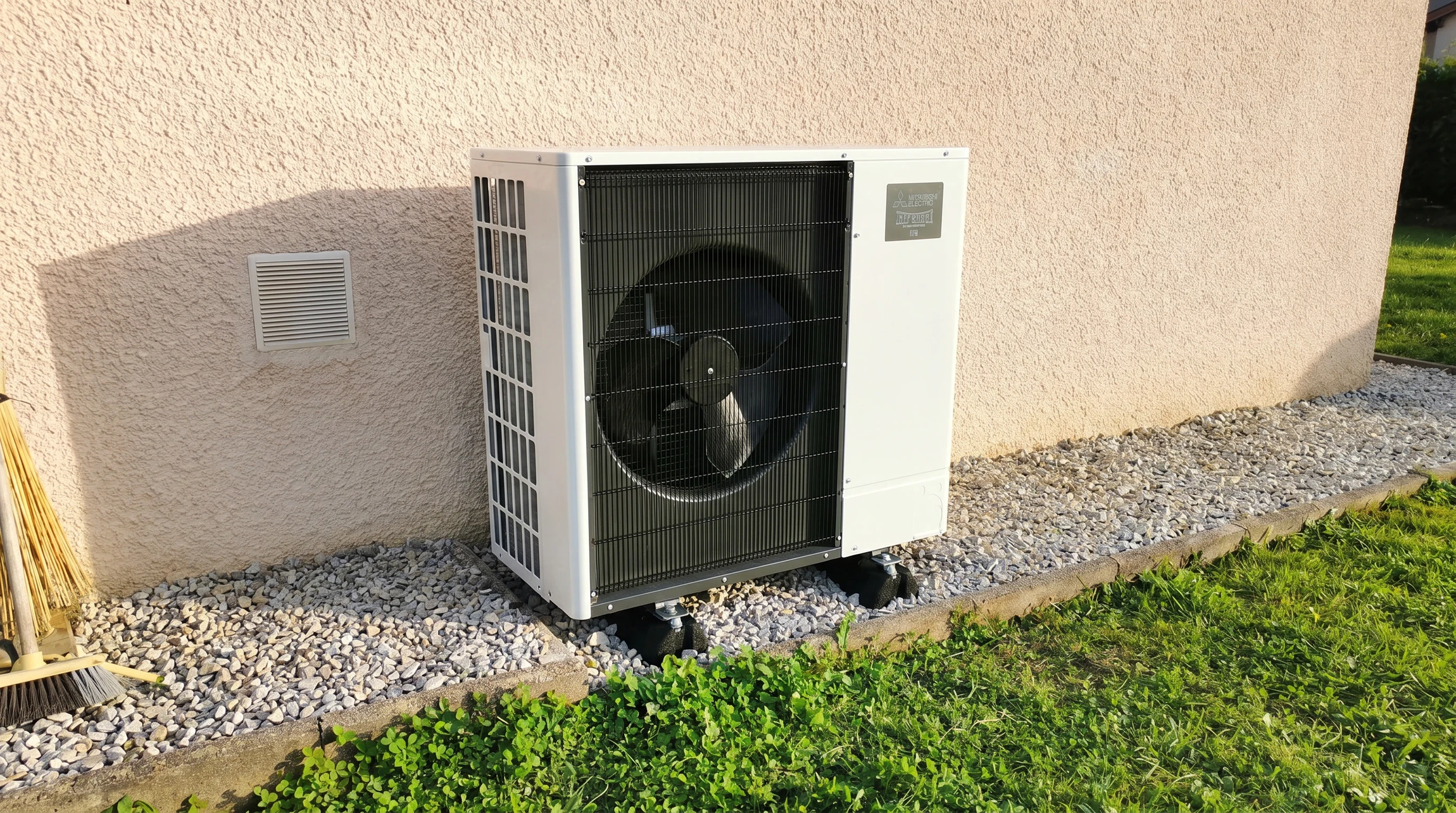 Extérieur résidentiel avec installation de pompe à chaleur air-eau