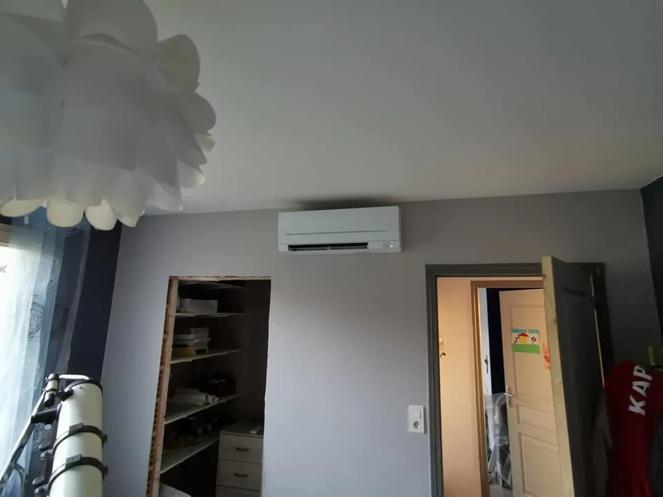 Intérieur moderne avec mur blanc, rideau vertical blanc filtrant la lumière naturelle