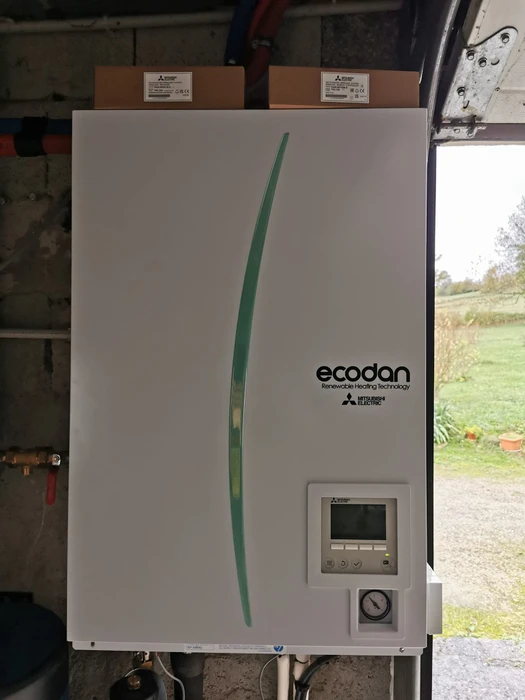 Extérieur résidentiel avec installation de pompe à chaleur air-eau