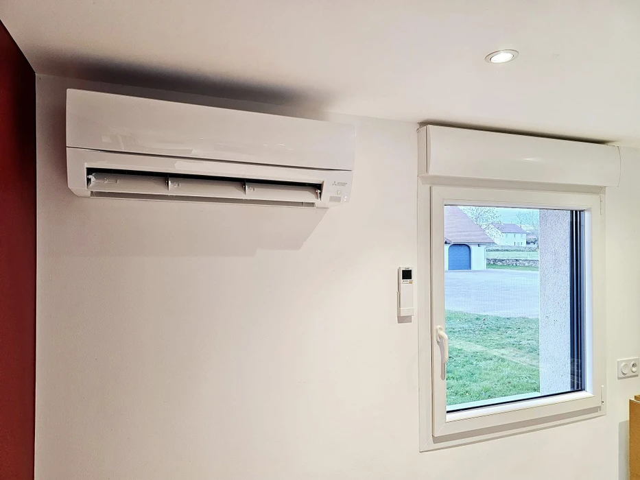 Intérieur résidentiel avec mur blanc et climatiseur split mural installé