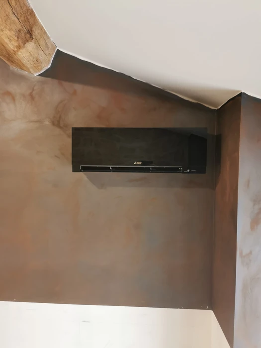 Extérieur d'habitation avec installation de pompe à chaleur air-eau