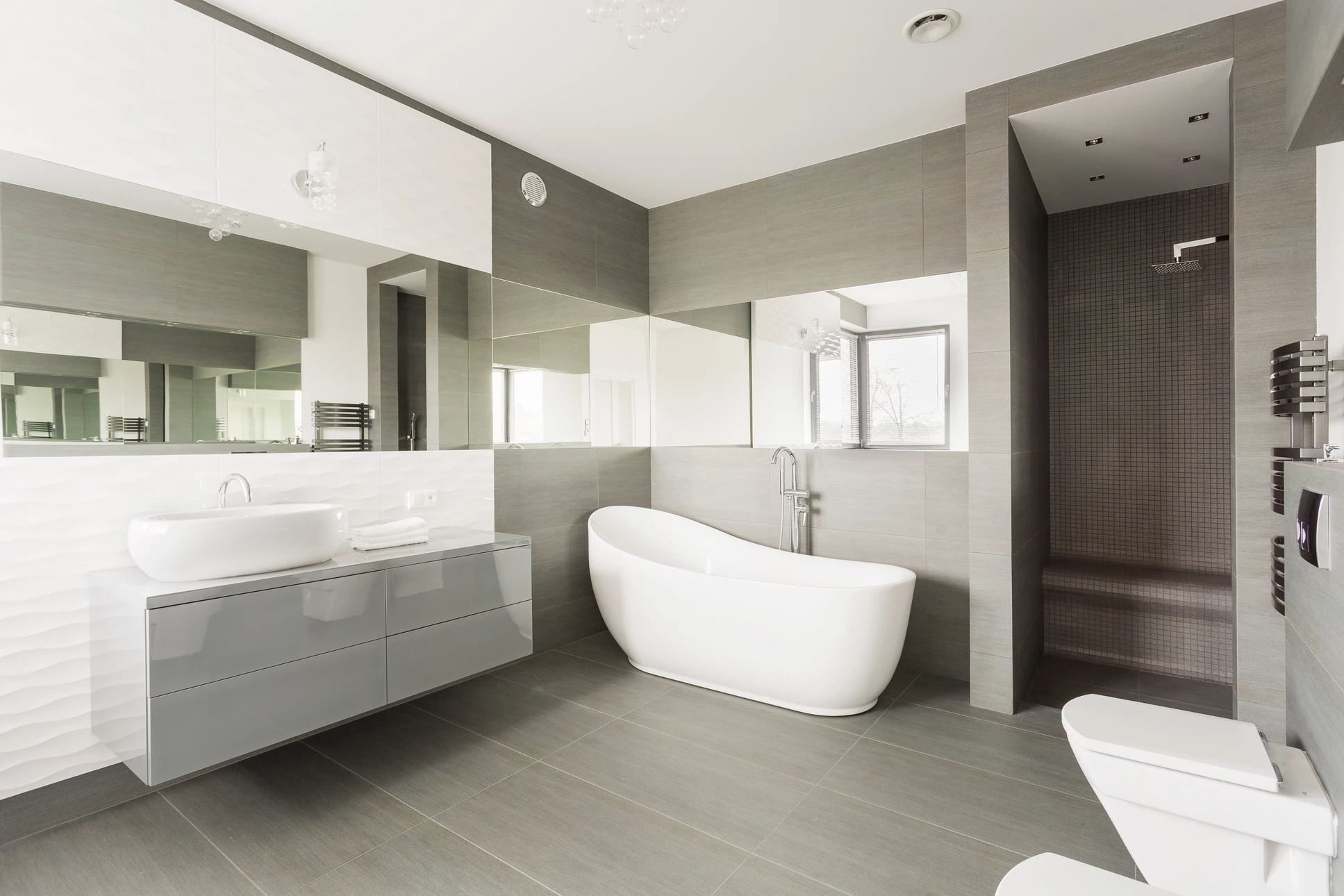Salle de bain moderne haut de gamme avec baignoire îlot blanche au centre