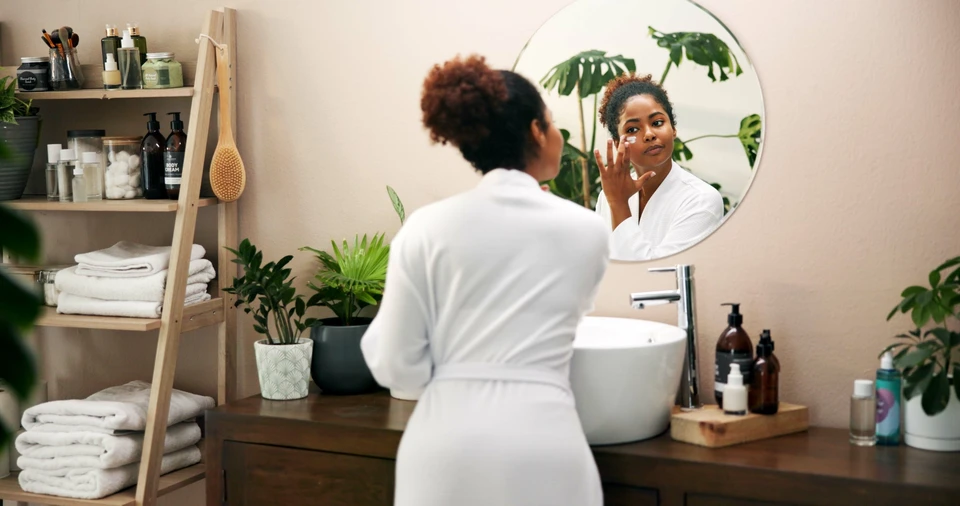 Salle de bain moderne avec douche à l'italienne, WC suspendu, bidet et vasque ronde sur plan de travail
