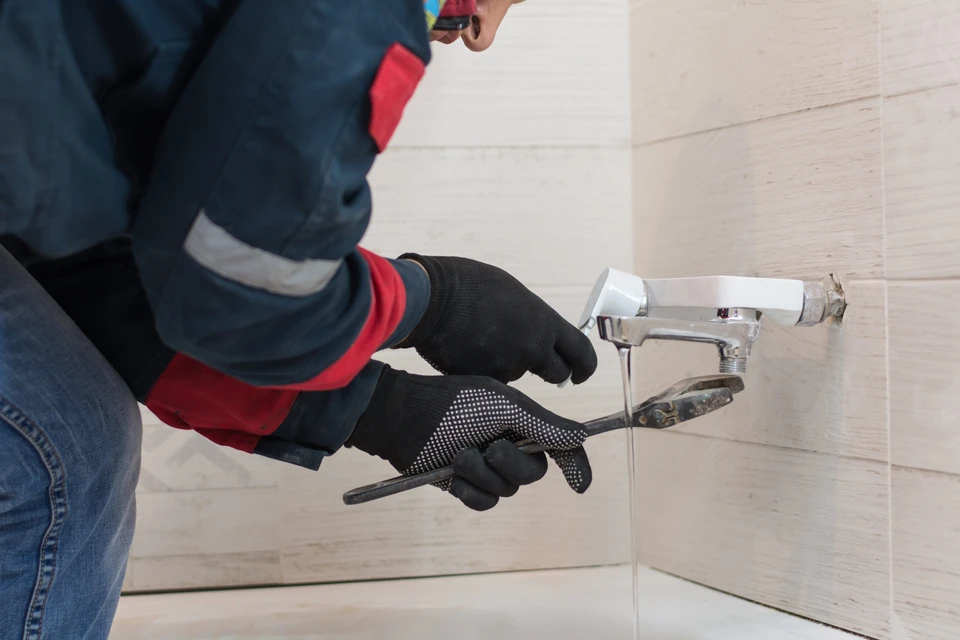 Salle de bain moderne avec vasque ovale blanche posée sur plan de travail en bois massif