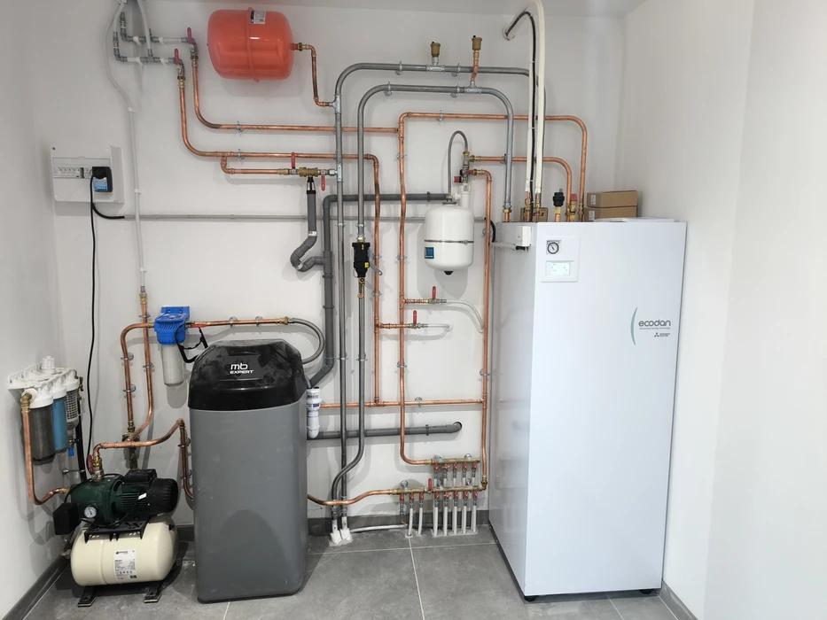 Extérieur résidentiel avec installation de pompe à chaleur air-eau