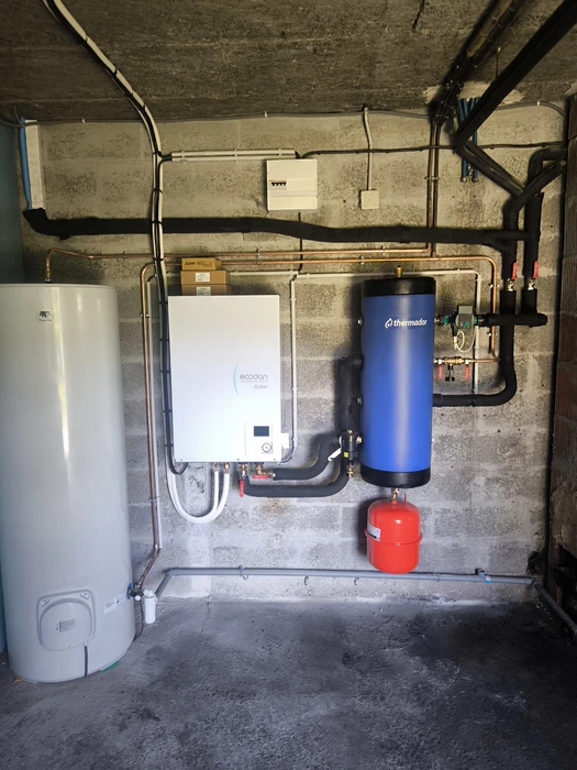 Intérieur technique moderne avec installation de chauffage centralisé